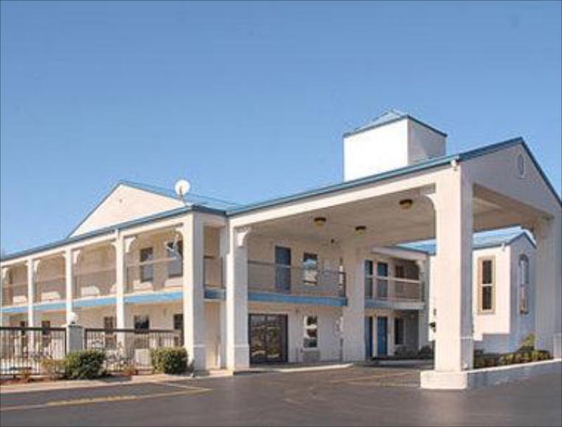 Days Inn & Suites by Wyndham Pine Bluff - main image