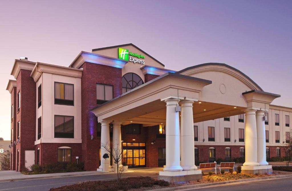 Holiday Inn Express & Suites Pine Bluff/Pines Mall an IHG Hotel - main image