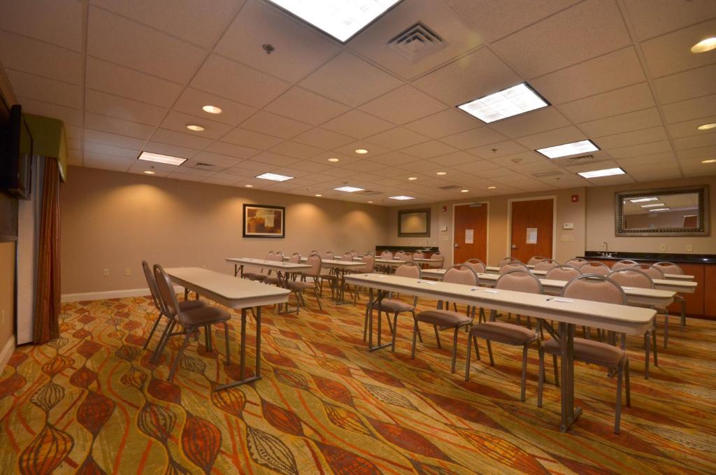 Holiday Inn Express & Suites Pine Bluff/Pines Mall an IHG Hotel - image 5