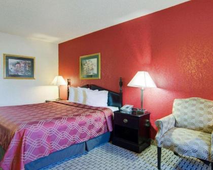 Econo Lodge Pine Bluff - image 11