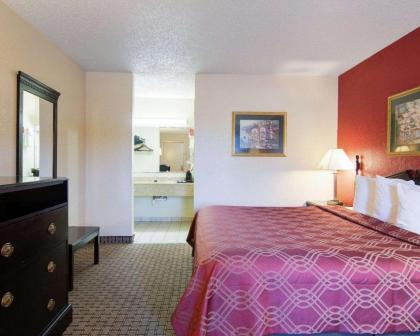 Econo Lodge Pine Bluff - image 15