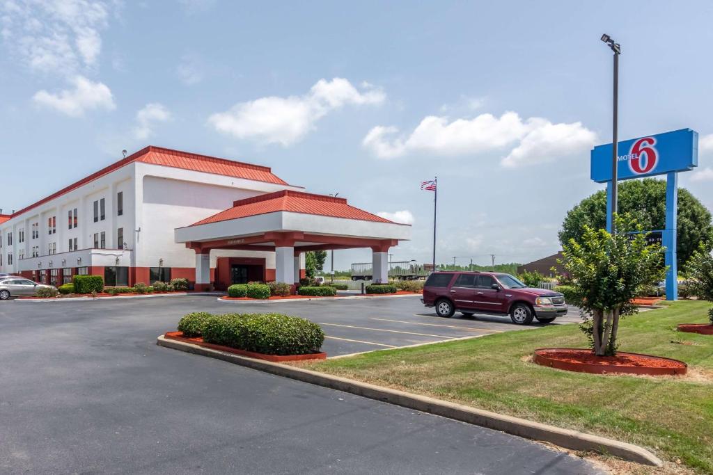 Motel 6-Pine Bluff AR - main image