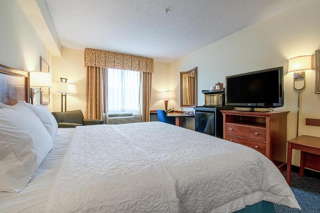 Hampton Inn Pine Grove - image 6