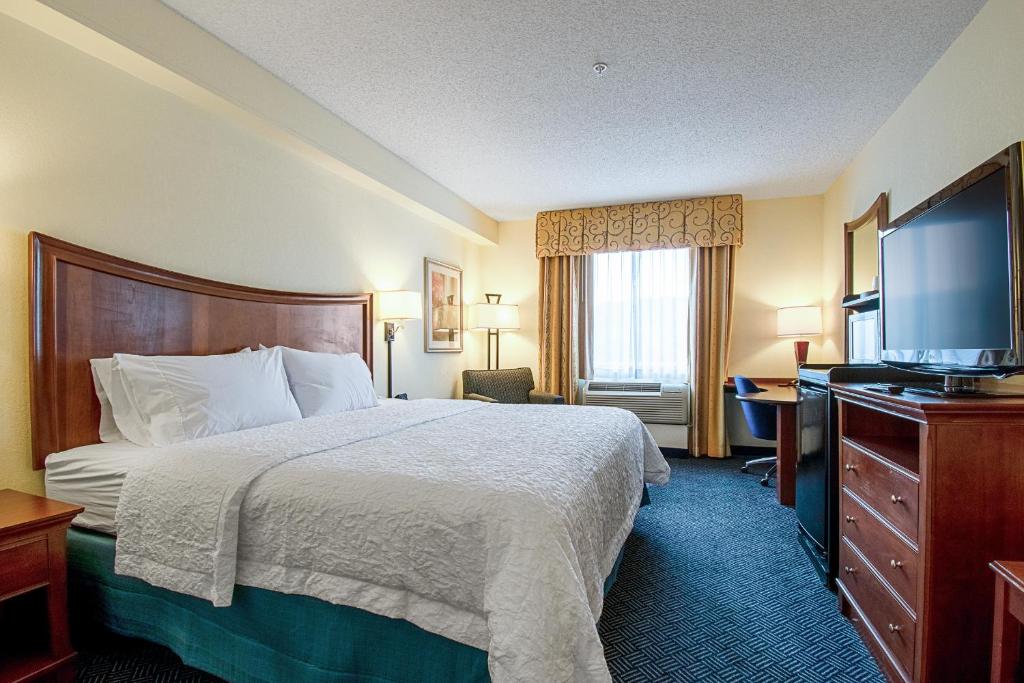 Hampton Inn Pine Grove - image 7