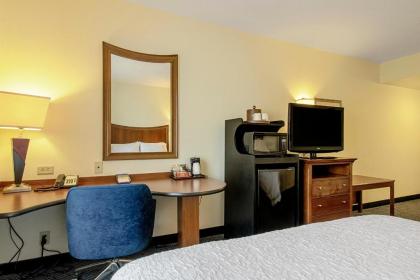 Hampton Inn Pine Grove - image 9