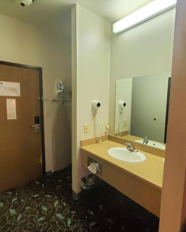 Quality Inn & Suites - image 6