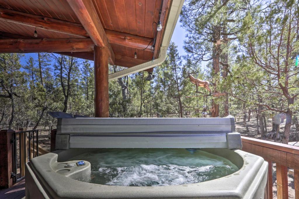 Redwood Cabin and Casita 2 Acres Fire Pit Hot Tub - image 2