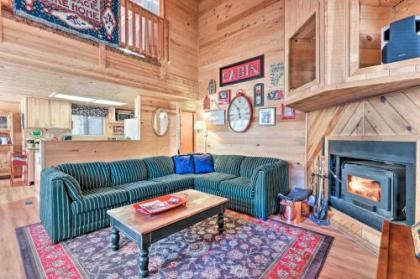 Cozy Cabin with Fireplace Covered Deck and Gas Grill Arizona