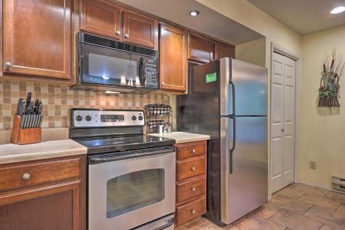 Pinetop Condo with Balcony Less Than 30 Mi to Sunrise Ski! - image 3