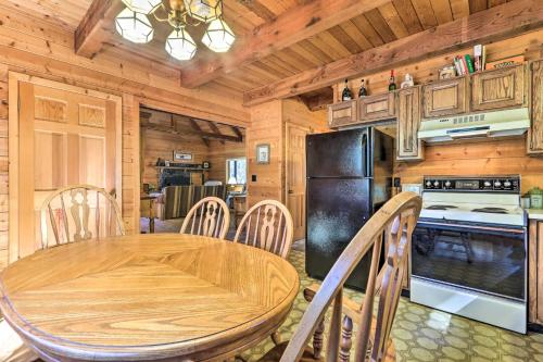 Pet-Friendly Cabin with BBQ - 7 Mi to Show Low Lake! - image 2