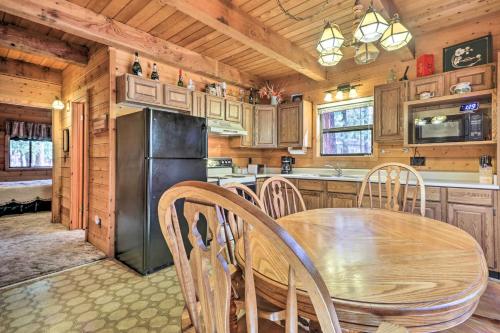 Pet-Friendly Cabin with BBQ - 7 Mi to Show Low Lake! - image 3