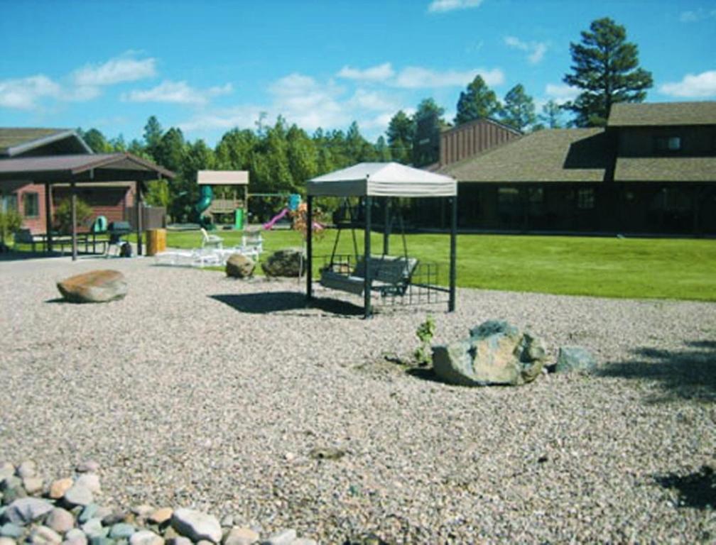 Vacation Suites Nestled in Arizona's Scenic White Mountains - image 4