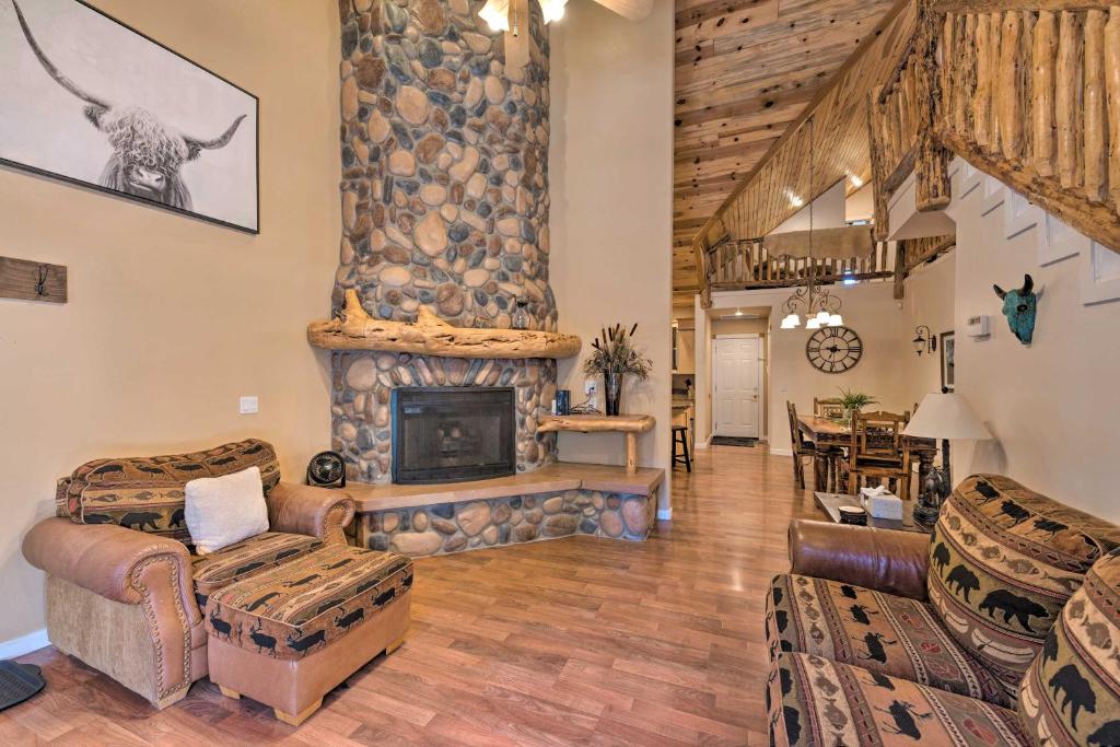 Spacious Pinetop Country Club Cabin with Deck! - main image