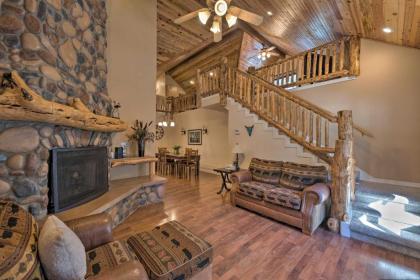 Spacious Pinetop Country Club Cabin with Deck! - image 13