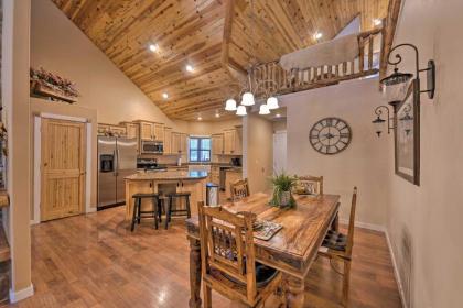 Spacious Pinetop Country Club Cabin with Deck! - image 16