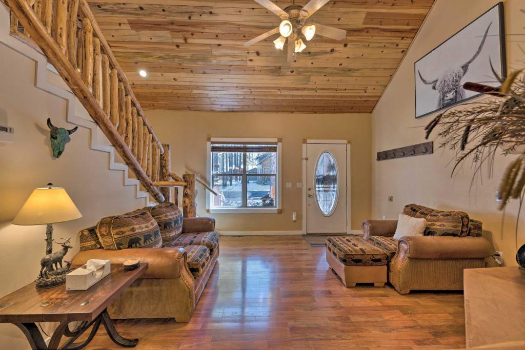 Spacious Pinetop Country Club Cabin with Deck! - image 2