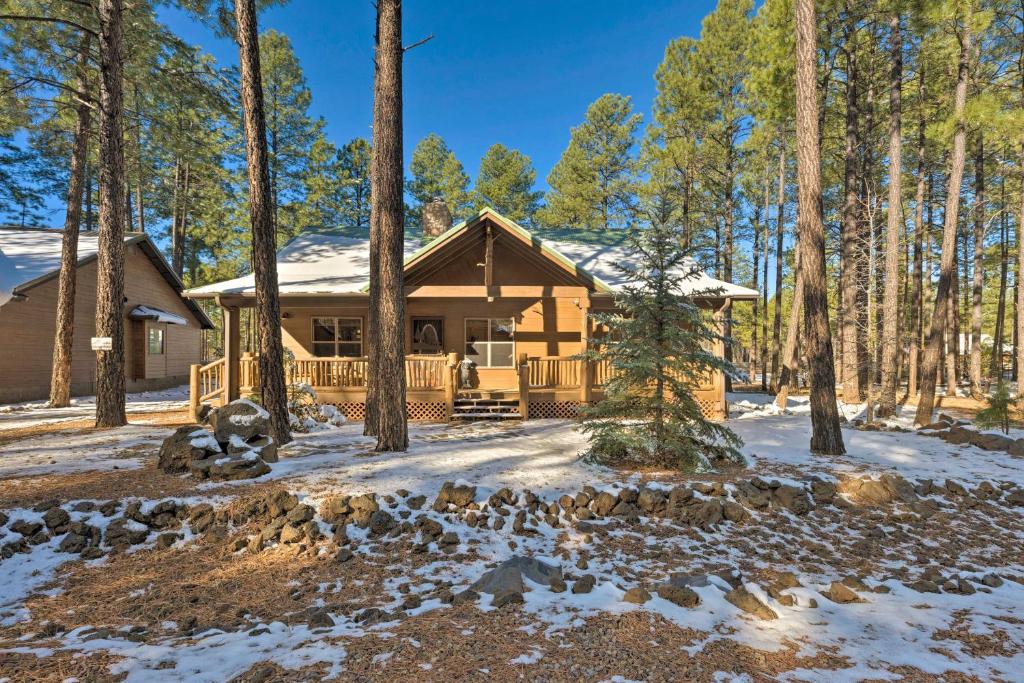 Spacious Pinetop Country Club Cabin with Deck! - image 3