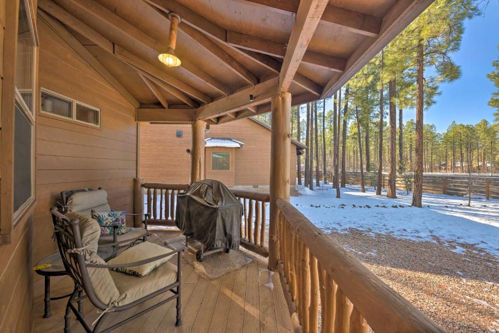 Spacious Pinetop Country Club Cabin with Deck! - image 4