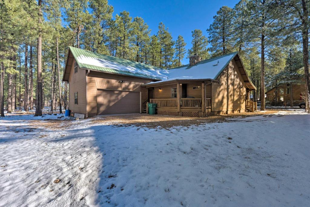 Spacious Pinetop Country Club Cabin with Deck! - image 5