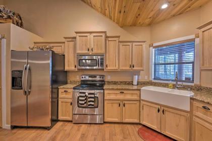 Spacious Pinetop Country Club Cabin with Deck! - image 9