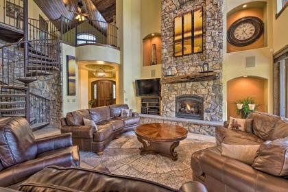 Lavish Pinetop Paradise with Central Location