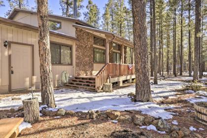 Spacious Pinetop Cabin with Deck 1 Mi to Golf!