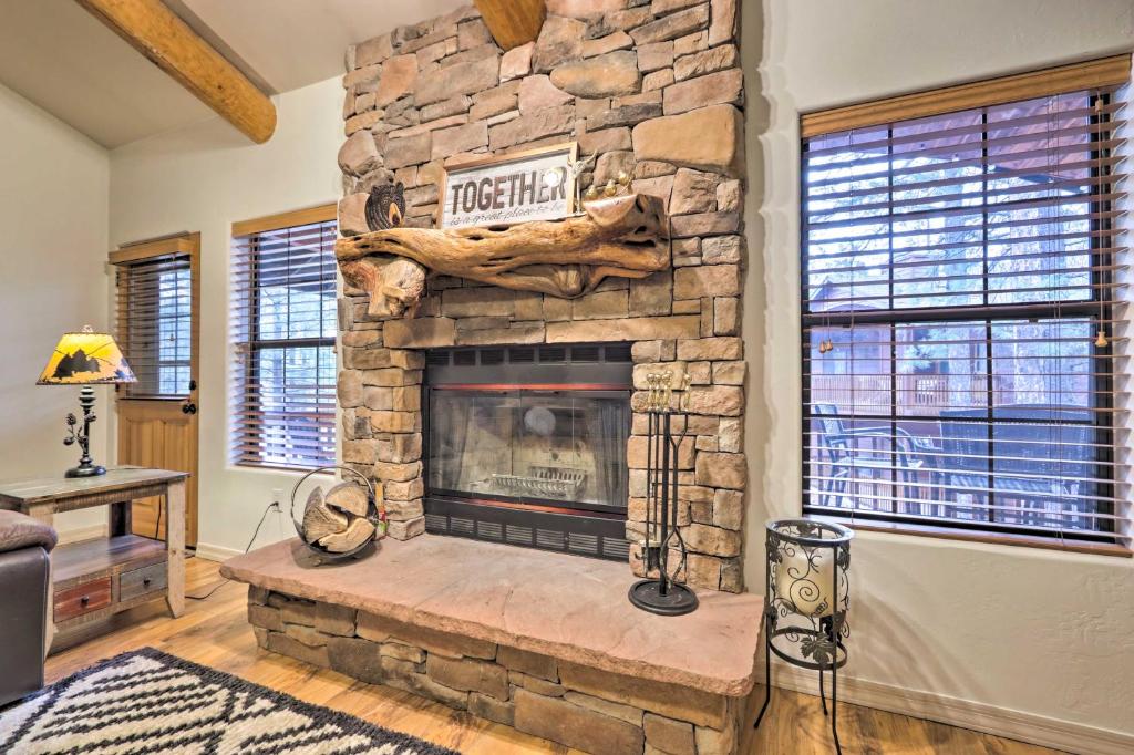 Charming Mountain Condo with Balcony in Pinetop - image 5