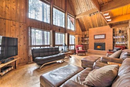 Woodsy Pinetop Cabin - Hike Golf and Paddle! - image 1