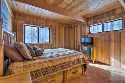 Woodsy Pinetop Cabin - Hike Golf and Paddle! - image 14