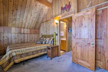 Woodsy Pinetop Cabin - Hike Golf and Paddle! - image 16