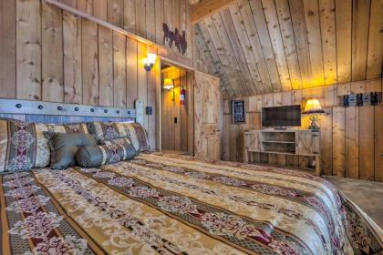 Woodsy Pinetop Cabin - Hike Golf and Paddle! - image 18