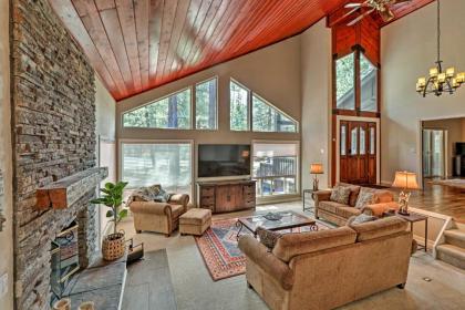 Pinetop Cabin with Fireplace about 1 Mi to Golf!