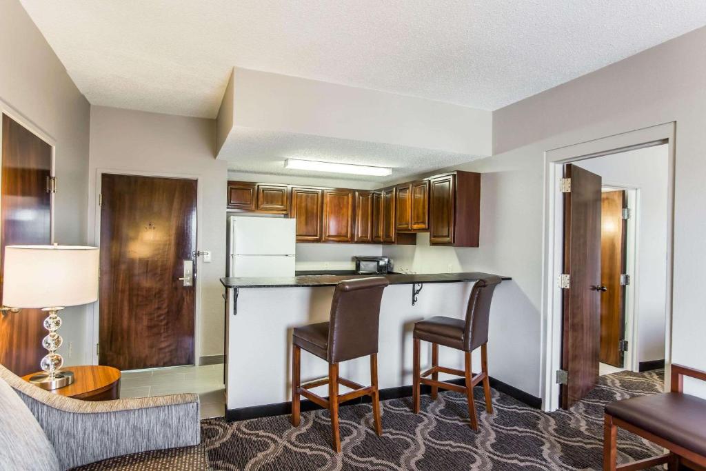 Comfort Suites Pineville - Ballantyne Area - image 4