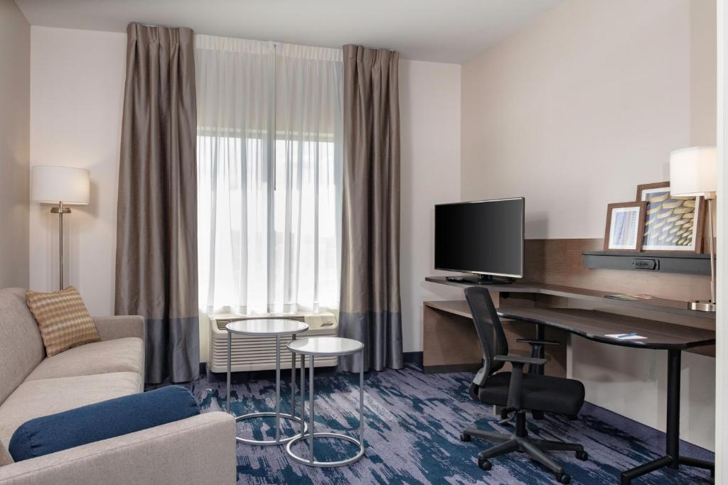 Fairfield Inn & Suites by Marriott Charlotte Pineville/Ballantyne - image 4