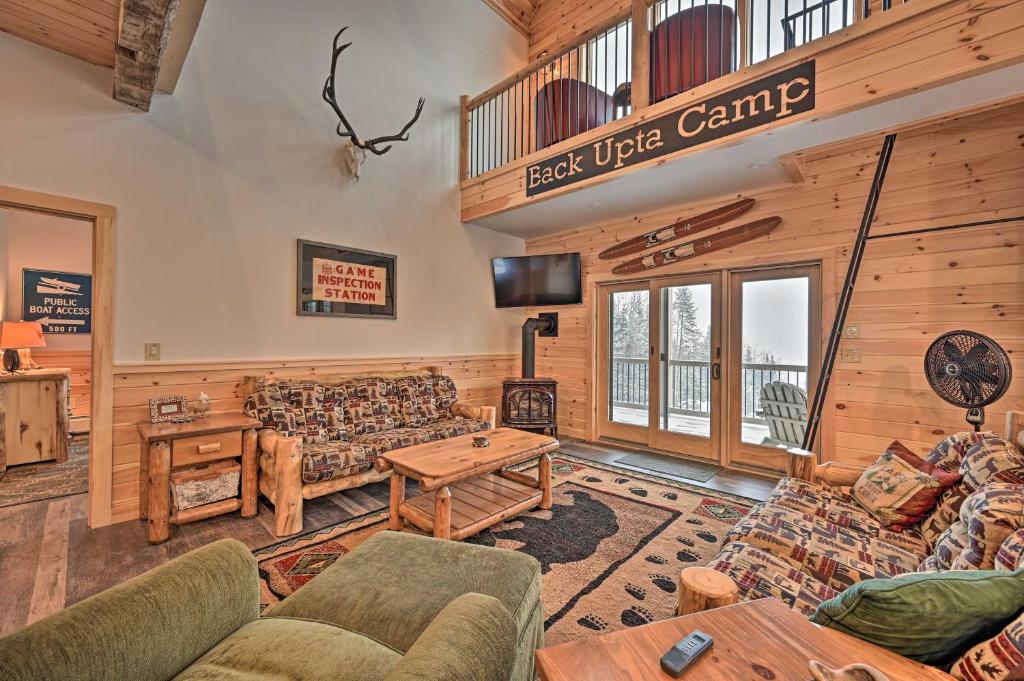 Rustic 3-Story Pittsburg Home with Top Amenities - image 3