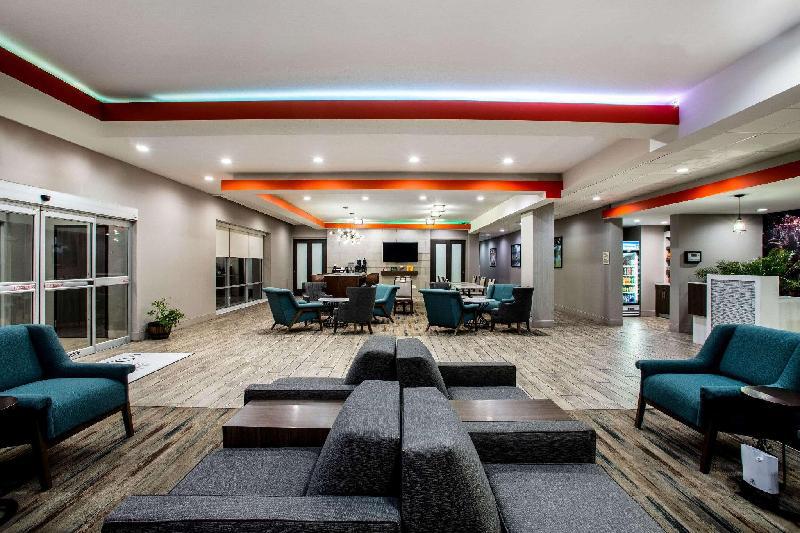 La Quinta Inn & Suites by Wyndham Pittsburg - main image