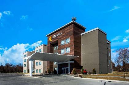 La Quinta Inn & Suites by Wyndham Pittsburg - image 14