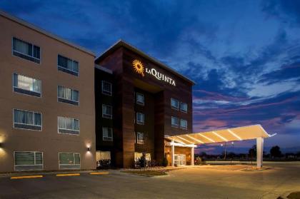 La Quinta Inn & Suites by Wyndham Pittsburg - image 9