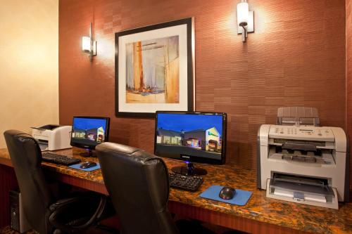 Holiday Inn Express Hotel & Suites Pittsburgh Airport an IHG Hotel - image 5