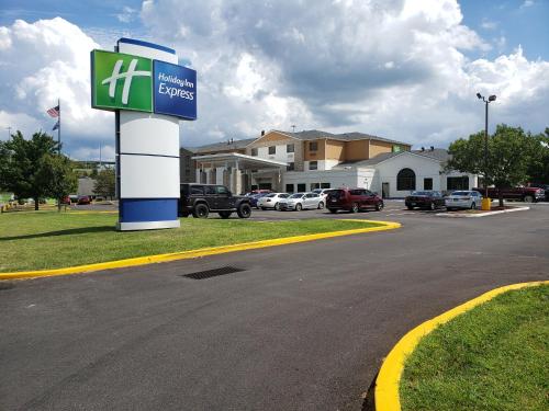 Holiday Inn Express Hotel Pittsburgh-North/Harmarville an IHG Hotel - main image