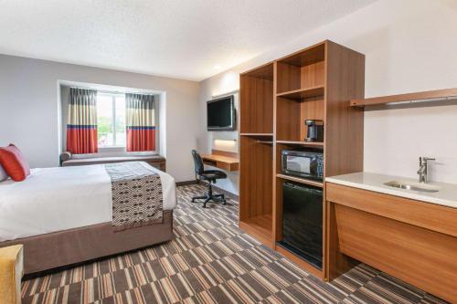 Microtel Inn & Suites by Wyndham Pittsburgh Airport - main image