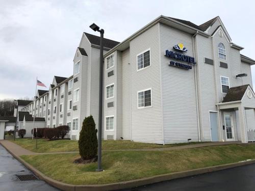 Microtel Inn & Suites by Wyndham Pittsburgh Airport - image 4