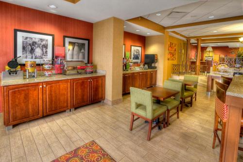 Hampton Inn Pittsburgh/West Mifflin - image 5