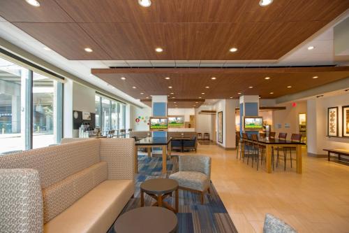 Holiday Inn Express & Suites Pittsburgh North Shore an IHG Hotel - image 4