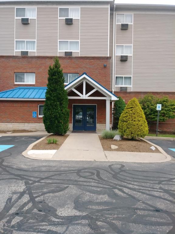 InTown Suites Extended Stay Pittsburgh PA - image 2