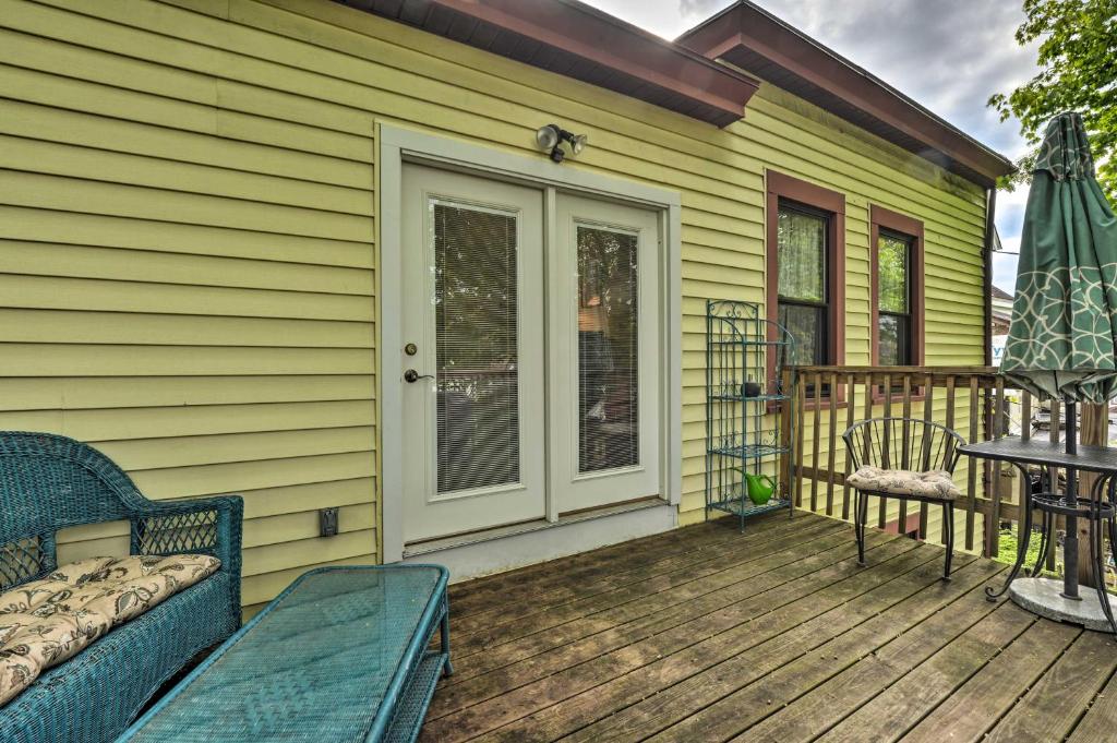 Quaint Pittsburgh Pad with Deck 5 Mi to Dtwn! - image 4