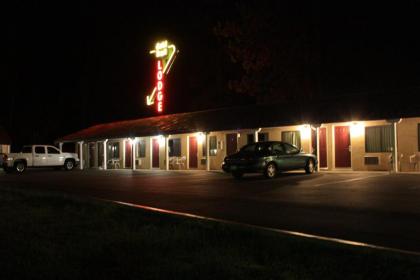 Gold Trail Motor Lodge - image 9