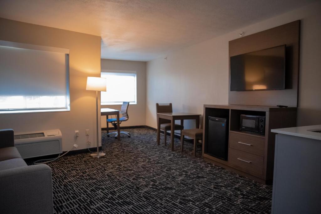 Clarion Pointe Indianapolis Airport - image 3