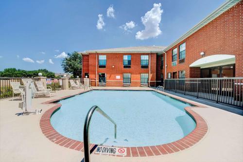 Days Inn by Wyndham Dallas Plano - image 3