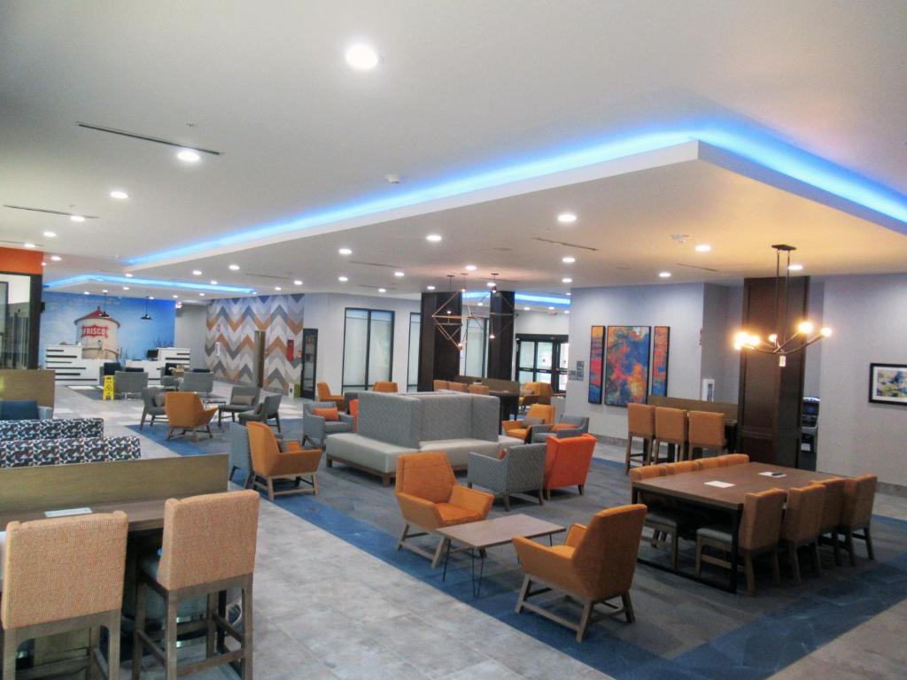 La Quinta Inn & Suites by Wyndham Frisco - image 3